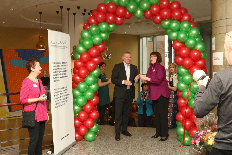cutting-the-ribbon-img_8377